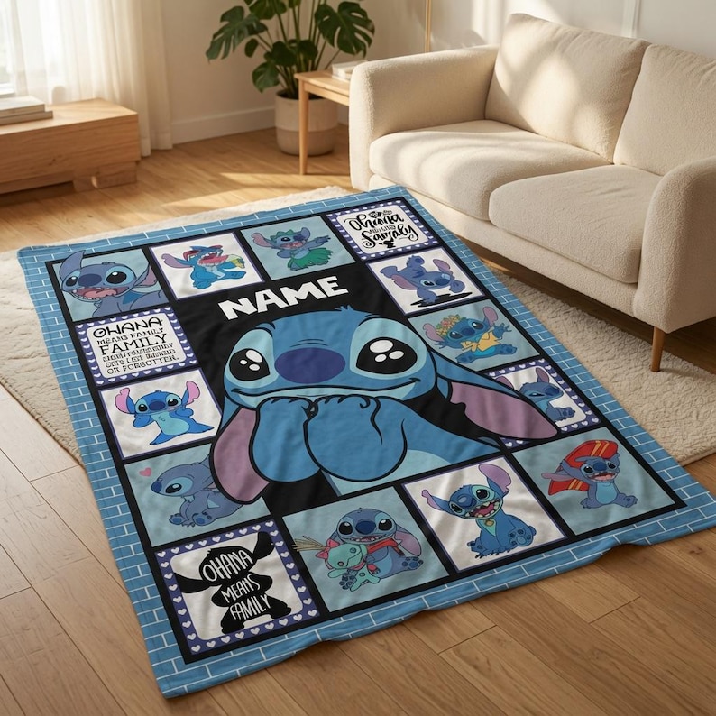Op de afbeelding: Een blauwe plaid met een grote centrale illustratie van het personage Stitch, omringd door kleinere panelen met het personage in verschillende houdingen. De deken bevat de tekst "NAME" en "OHANA MEANS FAMILY GETS LEFT BEHIND OR FORGOTTEN."