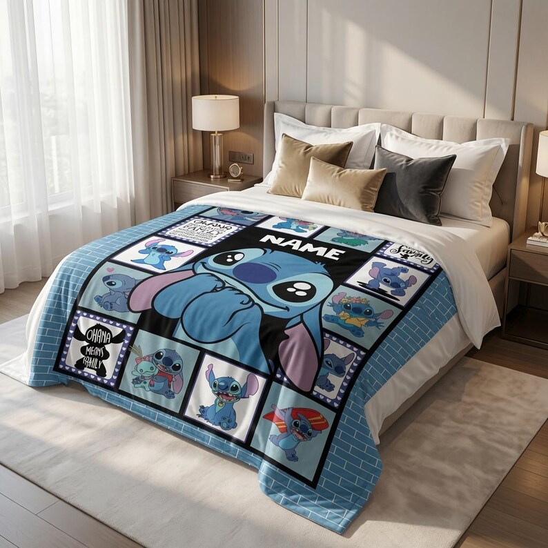 Op de afbeelding: Een blauw-wit gedessineerde plaid met een grote centrale afbeelding van het personage Stitch, omringd door kleinere panelen van het personage in verschillende houdingen, bedrukt met de tekst "NAME" en "OHANA MEANS FAMILY".