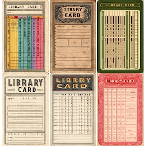 Op de afbeelding: Een verzameling vintage bibliotheekkaarten met verschillende ontwerpen en lay-outs. De kaarten bevatten tekst, lijnen en kolommen voor het vastleggen van informatie. Kleuren zijn beige, groen, rood en geel. De kaarten zijn rechthoekig en hebben een retro-esthetiek.