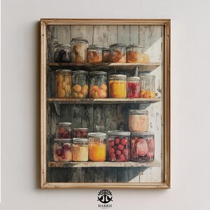 Pode incluir: Impressão emoldurada de uma prateleira de madeira rústica cheia de frascos de vidro. Os frascos contêm várias conservas, frutas e geleias em tons de laranja, vermelho e amarelo. Estética vintage.