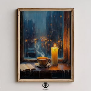 Könnte beinhalten: Gerahmtes Gemälde mit einer brennenden Kerze, einer Tasse Kaffee und einem offenen Buch auf einer Fensterbank. Das Fenster blickt auf eine Stadt bei Nacht, mit Lichtern, die sich im Regen spiegeln. Das Kunstwerk ist von Harris Prints signiert.