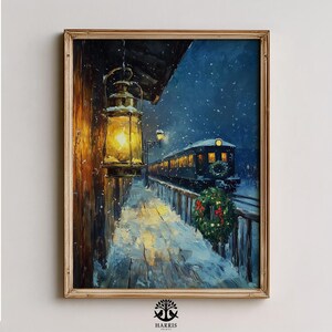 Könnte beinhalten: Gerahmtes Gemälde eines verschneiten Bahnhofs bei Nacht. Eine beleuchtete Laterne hängt an einer Holzkonstruktion und beleuchtet den schneebedeckten Bahnsteig. Ein Zug mit beleuchteten Fenstern ist in der Ferne zu sehen, mit einem Kranz.