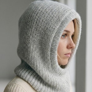 Modello di passamontagna a coste per lavorare a maglia, sciarpa con cappuccio moderna, istruzioni per lavorare a maglia supportate, scaldacollo a mezza costa da pescatore, download digitale in PDF