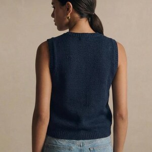 Puede incluir: Chaleco de punto azul marino con cuello redondo. La parte superior sin mangas est&aacute; hecha de tejido de punto texturizado. La modelo lleva vaqueros azules de lavado claro. El chaleco es de color s&oacute;lido y tiene un dobladillo acanalado.
