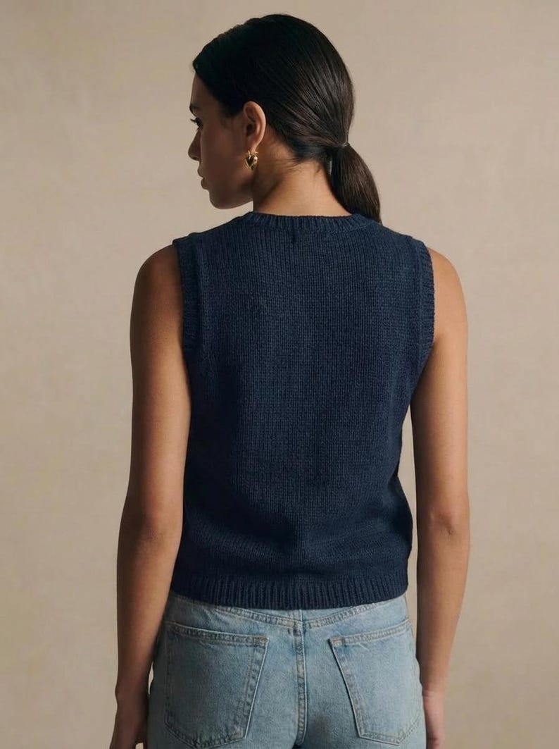 Puede incluir: Chaleco de punto azul marino con cuello redondo. La parte superior sin mangas est&aacute; hecha de tejido de punto texturizado. La modelo lleva vaqueros azules de lavado claro. El chaleco es de color s&oacute;lido y tiene un dobladillo acanalado.