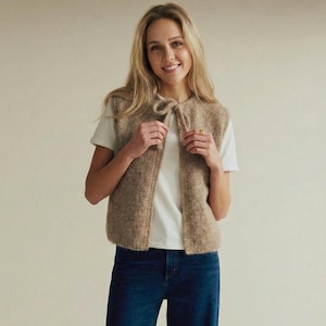 Könnte beinhalten: Ein Set aus drei Keramikbechern mit gesprenkelter, matter Oberfläche. Die Becher sind in den Farbtönen Creme, Hellgrau und Dunkelgrau gehalten. Jeder Becher hat ein schlichtes, minimalistisches Design, ideal für Kaffee oder Tee.