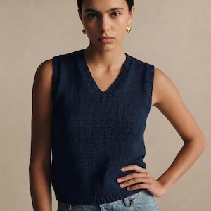 Könnte beinhalten: Ein Set aus drei Keramikbechern mit gesprenkelter, matter Oberfläche. Jeder Becher hat eine andere Farbe: hellblau, cremefarben und grau. Die Becher haben ein schlichtes, modernes Design und einen bequemen Griff.