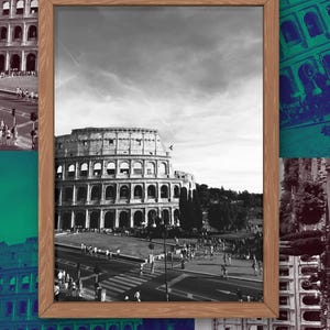 Puede incluir: Impresión enmarcada en blanco y negro del Coliseo en Roma, Italia. La imagen muestra el antiguo anfiteatro con gente caminando alrededor. El marco es de madera marrón claro.