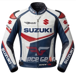 Puede incluir: Una chaqueta de moto blanca, azul y roja con el logotipo de Suzuki y la marca GSX-R. La chaqueta incluye el texto Force Gear en el cuello y la parte inferior delantera, con un gráfico de bandera a cuadros y el texto Suzuki Limited Edition.