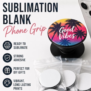 Puede incluir: Una colección de agarres redondos negros para teléfono con tapas circulares blancas para sublimación. Un agarre está unido a un teléfono inteligente y presenta un gráfico de atardecer colorido con siluetas de palmeras y el texto blanco Good Vibes.