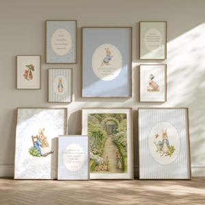 Pode incluir: Um conjunto de dez quadros de parede com ilustrações do Peter Rabbit, incluindo cenas de coelhos num jardim, retratos do Peter Rabbit e citações em fundos com padrões em azul claro, branco e verde.