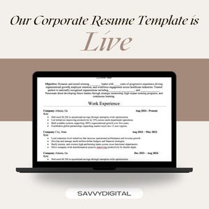 Op de afbeelding: Een laptop met een corporate cv-sjabloon met de tekst "Our Corporate Resume Template is Live". Het cv bevat secties voor doelstellingen en werkervaring, met details over prestaties en rollen.