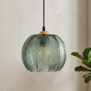 Nordische Glaspendelleuchte mit Blattmuster - Grüne botanische Hängelampe