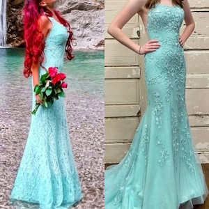 Può includere: Due immagini di un abito da sera azzurro. L'abito presenta un corpetto aderente e una gonna a sirena fluida. L'abito è adornato da delicati pizzi e ricami floreali. Un'immagine mostra l'abito all'aperto, l'altra al chiuso.