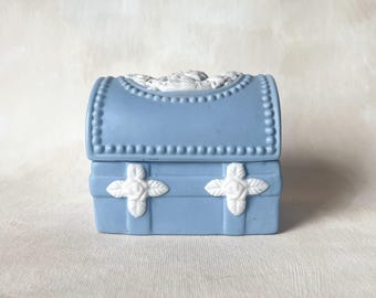 Blauwe keramische snuisterijdoos in wedgwood-stijl