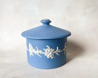 Gebeeldhouwde porseleinen schaal in Wedgwood-stijl