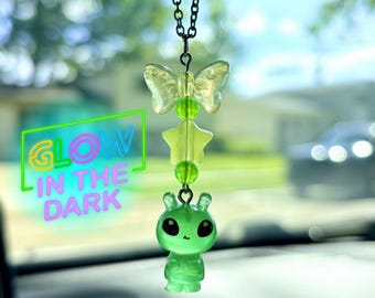 Glow in the Dark Alien Car Mirror Dangler Accessory Kawaii Rearview Hanging Charm Cute Green Girly Vehicle Decor Star Automotive Accessories