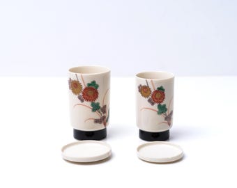 Puede incluir: Una taza de cerámica blanca con un asa negra y el texto "But First, Coffee" en negro y negrita. La taza está sobre una superficie blanca.
