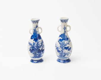 アンティークの手描きの青と白の磁器の花瓶のペア