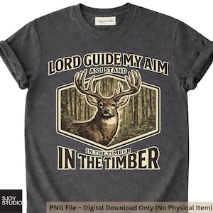 Könnte beinhalten: Dunkelgraues T-Shirt mit einem Hirsch-Motiv in einem sechseckigen Rahmen. Der Text "LORD GUIDE MY AIM AS I STAND IN THE TIMBER" ist oberhalb und unterhalb der Hirsch-Illustration aufgedruckt. Das Shirt ist ein digitaler Download.