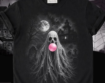 Fantasma de Halloween PNG, Fantasma soplando chicle en semitono PNG, Diseño de camiseta de casa embrujada, Escena otoñal espeluznante, Temporada de monstruos clásicos de Halloween