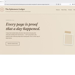 Puede incluir: Una interfaz de sitio web titulada The Ephemera Ledger con fondo beige. El texto dice: Every page is proof that a day happened. Incluye enlaces de navegación para Entries, What I Keep, Process, Write to Me y un botón etiquetado Read the latest entry.