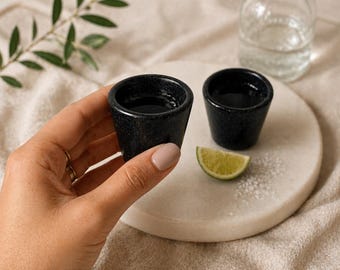 Juego de vasos de chupito de mármol negro, copas de vodka de piedra natural hechas a mano, artículos de bar minimalistas de lujo, regalo único y sostenible.