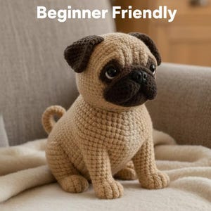 Peut inclure: Un chien carlin au crochet beige et marron foncé, assis sur une couverture crème. Le texte "Crochet Dog Pattern - Beginner Friendly" est affiché au-dessus du chien. Le chien a un visage détaillé et une queue enroulée.