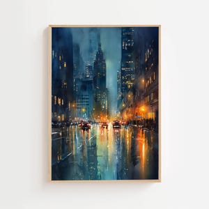 Könnte beinhalten: Aquarellmalerei einer Stadtstraße bei Nacht, mit hohen Gebäuden und Straßenlaternen. Das Kunstwerk zeigt eine Palette aus Blau-, Orange- und Gelbtönen mit Reflexionen auf dem nassen Pflaster. Das Gemälde ist in hellem Holz gerahmt.
