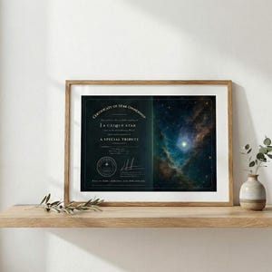 Può includere: Un certificato incorniciato con il testo "Certificate of Star Ownership" e "A Unique Star, A Special Tribute". Il certificato presenta un'immagine di nebulosa. La cornice è di colore marrone chiaro e poggia su una mensola di legno.