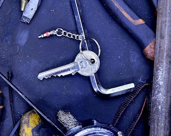 Nyckelring med återvunnen bilventil • Gåva från återvunnen bilmekaniker