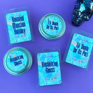 Puede incluir: Cuatro ceras para fundir diferentes en varios envases. Las ceras para fundir est&aacute;n etiquetadas como "Haunted Mansion Holiday", "Hitchhiking Ghosts" y "Til Death Do Us Part".
