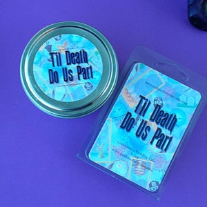 Puede incluir: Dos recipientes de velas con un dise&ntilde;o azul y blanco. Los recipientes tienen una tapa redonda y una etiqueta que dice "Til Death Do Us Part".