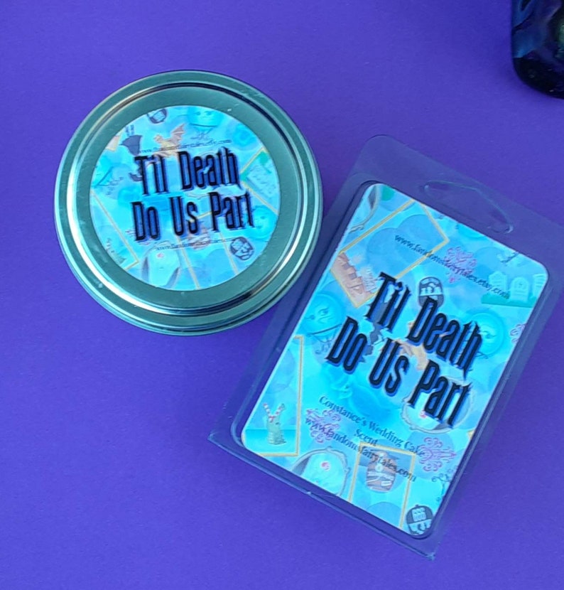 Puede incluir: Dos recipientes de velas con un dise&ntilde;o azul y blanco. Los recipientes tienen una tapa redonda y una etiqueta que dice "Til Death Do Us Part".