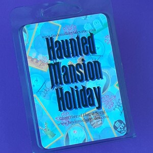 Puede incluir: Un paquete de pl&aacute;stico transparente que contiene una cera para derretir con un dise&ntilde;o azul y blanco que incluye el texto "Haunted Mansion Holiday" y "Gingerbread House Scent". El paquete tambi&eacute;n incluye la direcci&oacute;n del sitio web "www.fandomsfairytales.etsy.com".