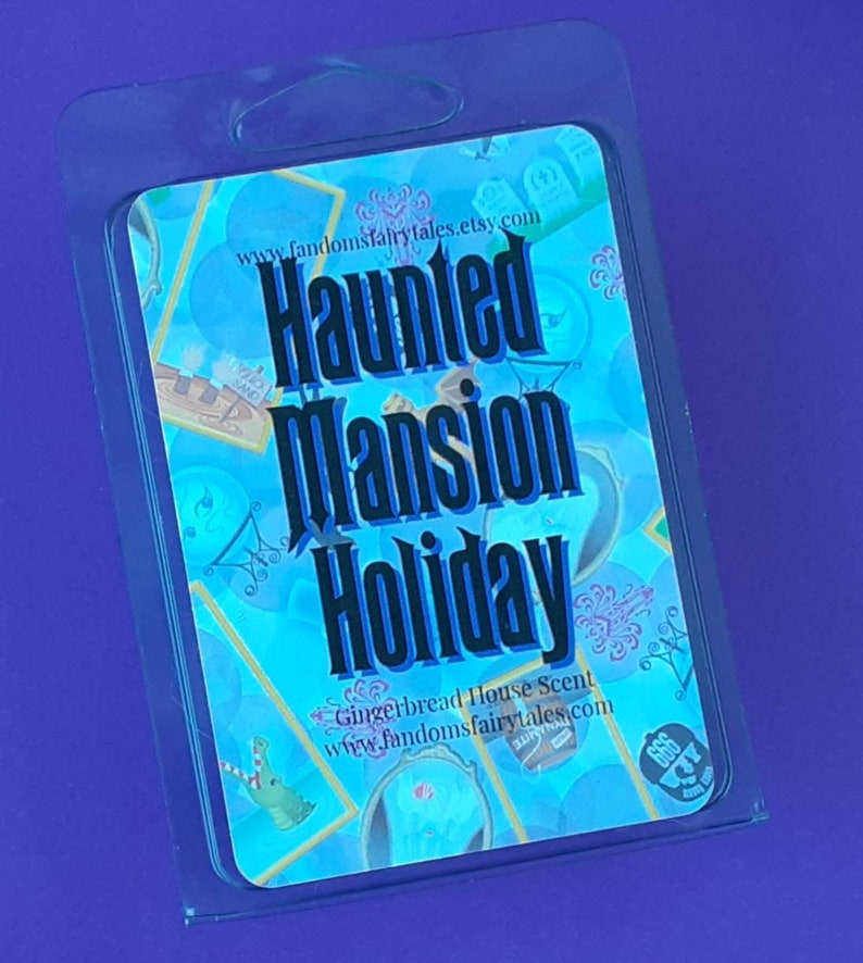 Puede incluir: Un paquete de pl&aacute;stico transparente que contiene una cera para derretir con un dise&ntilde;o azul y blanco que incluye el texto "Haunted Mansion Holiday" y "Gingerbread House Scent". El paquete tambi&eacute;n incluye la direcci&oacute;n del sitio web "www.fandomsfairytales.etsy.com".