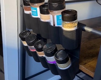 Arquivo STL para Organizador de Temperos Suspenso – Organizador de 2 Fileiras com Capacidade para 10 Potes – Imprimível em 3D