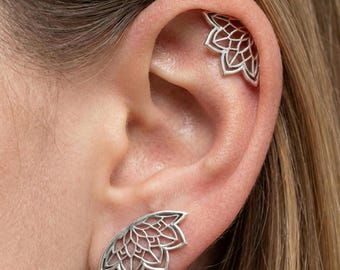 Orecchino per cartilagine Boho Lotus • Perno a forma di elica con fiore cavo • Gioiello gotico per osso dell'orecchio • Regalo dal design unico per le donne