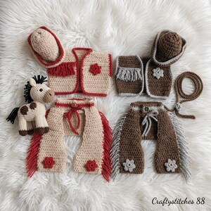 Peut inclure: Deux ensembles de tenues de style western au crochet, comprenant chacun un chapeau, un gilet et des jambi&egrave;res. Un ensemble est beige avec des franges et des accents rouges, l'autre est marron avec des franges et des accents gris. Un petit cheval au crochet est inclus avec l'ensemble beige.