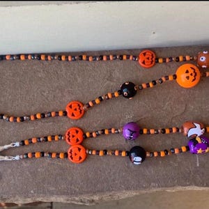 Porta credencial de identificación con cordón de cuentas de Halloween