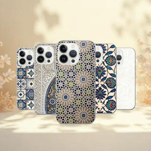Pode incluir: Uma coleção de cinco capas de telefone com intrincados padrões geométricos e florais. As capas apresentam designs em tons de azul, branco e bege. As capas são projetadas para um smartphone.