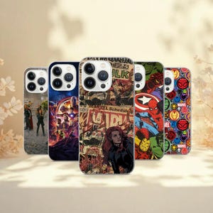 Può includere: Una collezione di cinque custodie per telefono con opere d'arte dei fumetti Marvel. Le custodie mostrano vari personaggi e scene, tra cui Thor, Hulk, Spider-Man e Black Widow. I design incorporano colori vivaci e grafica in stile fumetto.