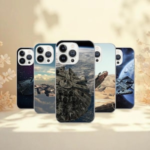 Puede incluir: Una colección de cinco fundas para teléfono con imágenes de naves espaciales y escenas del espacio. Las fundas muestran varios diseños, incluido el Halcón Milenario, sobre un fondo de planetas, espacio y paisajes desérticos. Las fundas están en fila.