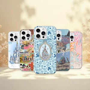 Op de afbeelding: Vijf smartphonehoesjes met diverse Disney-themaontwerpen, waaronder een kasteelillustratie, een collage met de tekst Disneyland, een blauw bloemenpatroon met een centraal kasteelembleem, een Peter Pan-scène en een kasteel met vuurwerk.
