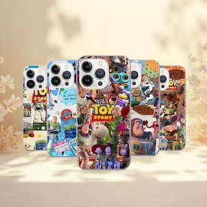 Può includere: Cinque custodie per telefono con vivaci design del film "Toy Story". Ogni custodia mostra diversi personaggi e scene del film, con il titolo "Toy Story" ben visibile. Le custodie hanno una finitura lucida e sono progettate per uno smartphone.