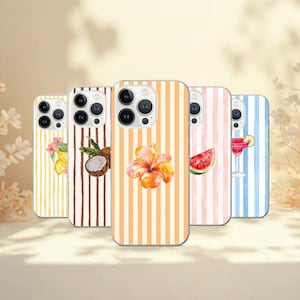 Peut inclure: Cinq coques de téléphone avec des fonds à rayures verticales jaunes, marron, orange, roses et bleues. Chaque coque présente un motif aquarelle différent : un citron, une noix de coco, une fleur d'hibiscus, une tranche de pastèque et un cocktail.