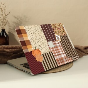 Harte, matte MacBook-Hülle im Herbst-Patchwork-Design mit Logo, passend für MacBook Neo (2026), MacBook Air 13, 15 M5, MacBook Pro 14, 15, 16 und Custom Laptop-Zubehör.