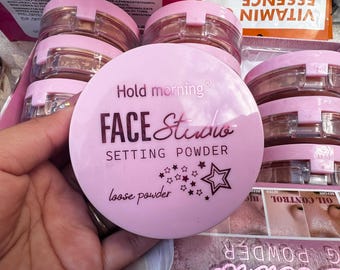 Sujeta los polvos sueltos fijadores de la mañana con la borla.