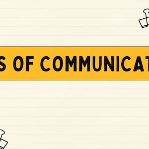 Op de afbeelding: Een gele rechthoekige banner met afgeronde hoeken toont de tekst "7 C'S OF COMMUNICATION" in het zwart. De achtergrond is crèmekleurig met een potlood en paperclips in zwart.