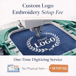 以下が含まれることがあります： 青い布にカスタムロゴを刺繍する刺繍ミシン。画像には「Custom Logo Embroidery Setup Fee」と「One-Time Digitizing Service」の文字が含まれています。「SETUP FEE」と書かれたタグがあります。